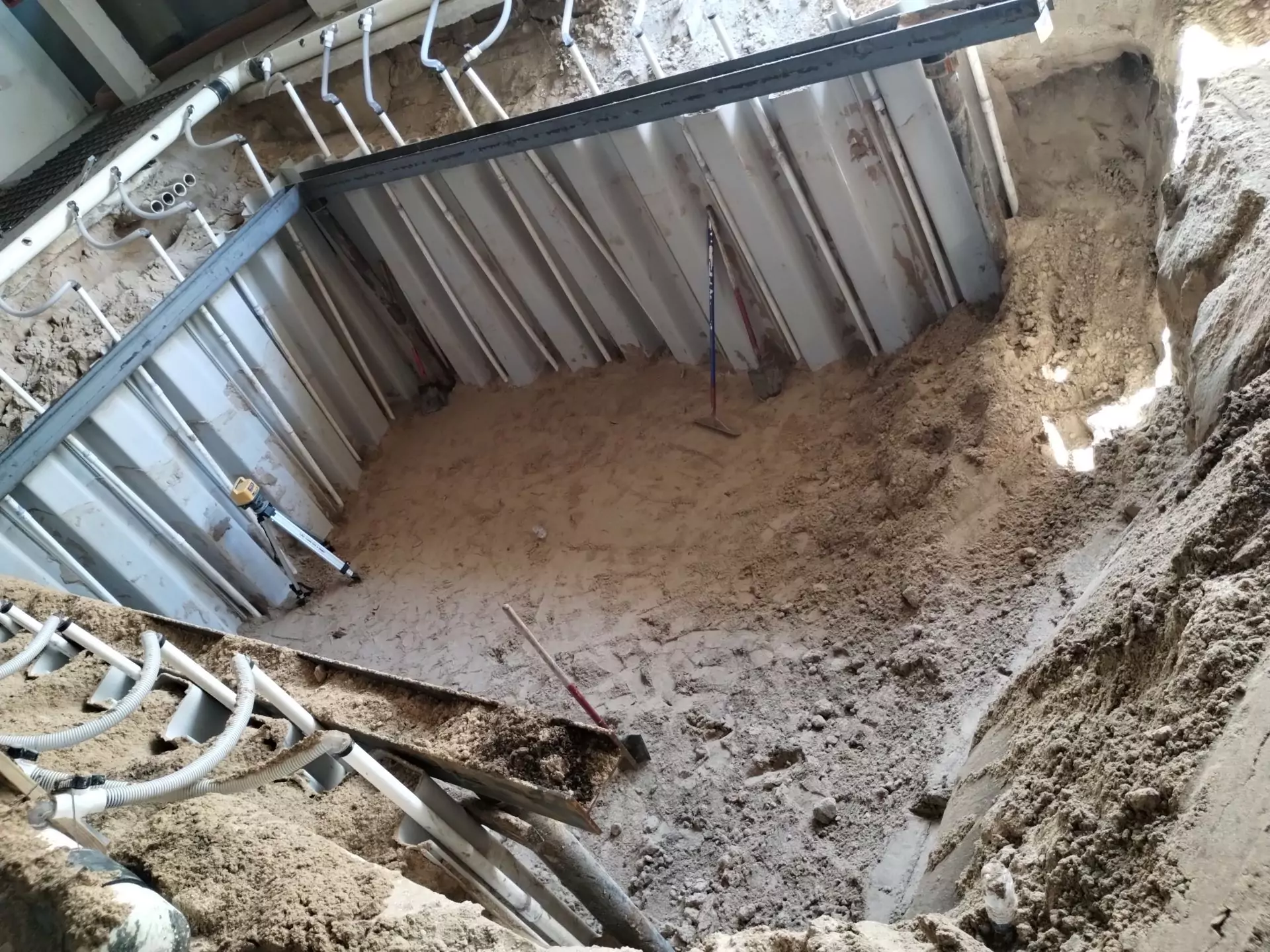 Shoring used in conjunction with dewatering for efficacy and safety